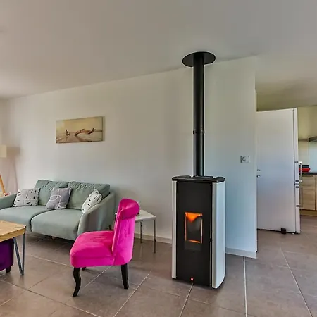 Hébergement de vacances Charmante Maison Cosy Avec Piscine, Dôme&parking