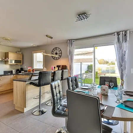 Prázdninový dům Charmante Maison Cosy Avec Piscine, Dome & Parking Commequiers